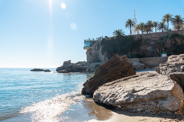 De zee in de kleine baaien op het strand van Calahonda in de stad Nerja, Andalusië. Spanje. Costa del sol in de middellandse zee