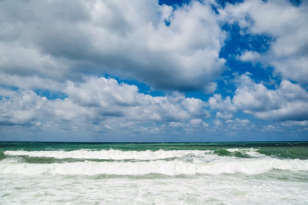 De zee is stormachtig met schuimende golven