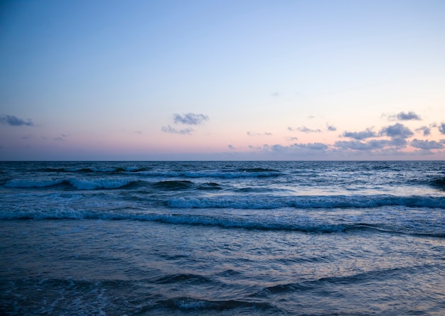 De zeekust van de koude Oostzee, het koude zomerweer aan de Oostzee met veel golven van de harde wind
