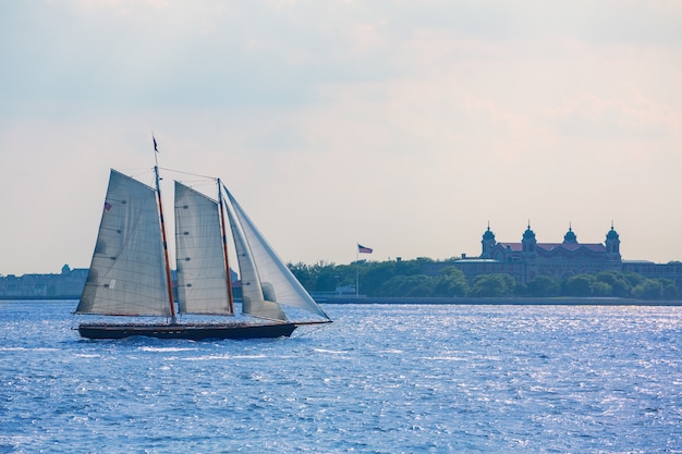 De zeilbootzonsondergang van New York en Ellis Island