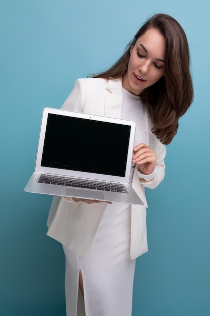 De zelfverzekerde donkerbruine zakenvrouw demonstreert het model van het laptopscherm