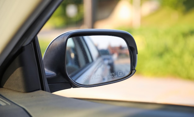 De zijspiegel van een auto toont de tijd van 5:30.