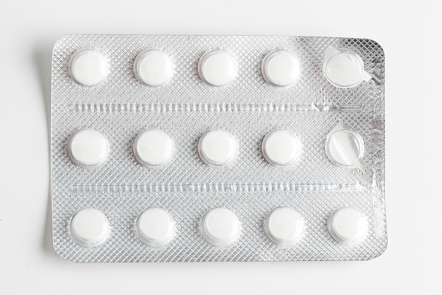 Foto de zilveren geïsoleerde pillen van blaarpakken