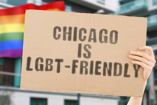 De zin "Chicago is LGBT-vriendelijk" op een spandoek in de hand van mannen met een wazige LGBT-vlag op de achtergrond. Menselijke relaties. verschillend. Verschillend. vrijheid. Seksualiteit. Maatschappelijke kwesties. Samenleving