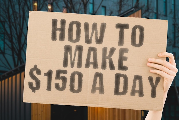 De zin "Hoe $ 150 per dag te verdienen" op een spandoek in mannenhand met onscherpe achtergrond. Poging. Werkzaamheden. Werkgever. Fondsen. Inspirerend. Werkloosheid. Motiveren. motiverend. Begin