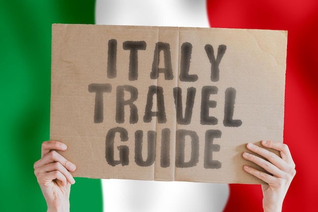 De zinsnede Italië reisgids op een spandoek in mannenhand met Italiaanse vlag Worldwide Terminal