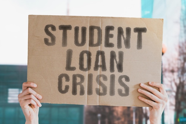 De zinsnede Student lening crisis op een spandoek in de hand van de mens Studeren Verdriet Creditor Credit Hard