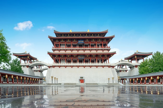 De Ziyun-toren werd gebouwd in 727 na Christus en is het hoofdgebouw van de Datang Furong-tuin, Xi'an, China. Vertaling: "Datang Furong-tuin"