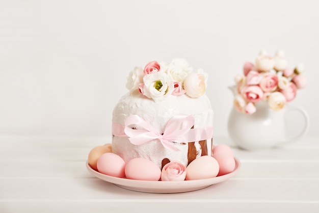 De zoete cake van Pasen met bloemen en eieren