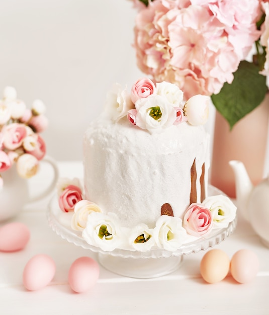 De zoete cake van Pasen met bloemen en eieren