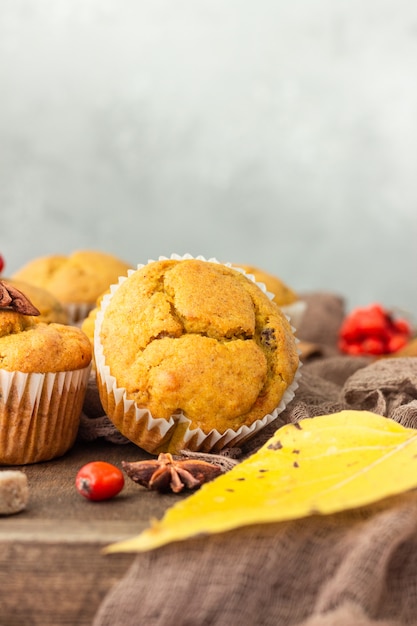 De zoete muffins van de pompoenwortel met kruiden