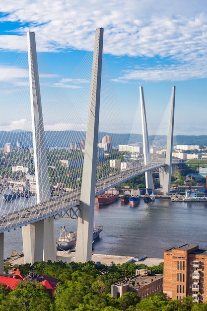 De Zolotoy Golden Bridge is een tuibrug over de Zolotoy Rog (Gouden Hoorn) in Vladivostok, Rusland