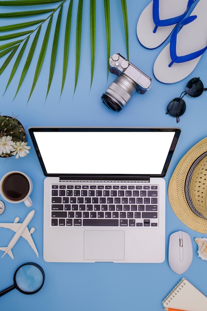 De zomer blauwe achtergrond met laptop