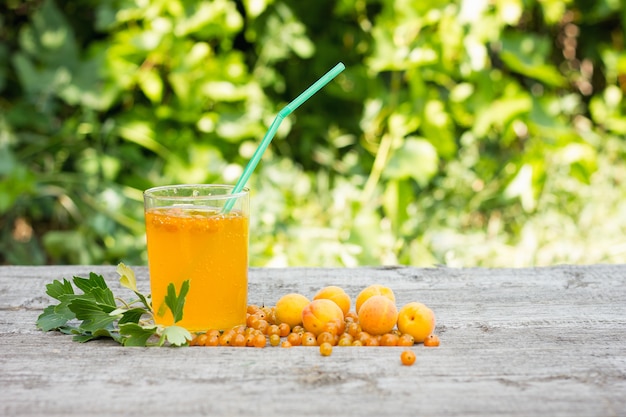 De zomer drinkt abrikozen en gele aalbessen, natuurlijk product, cocktailconcept