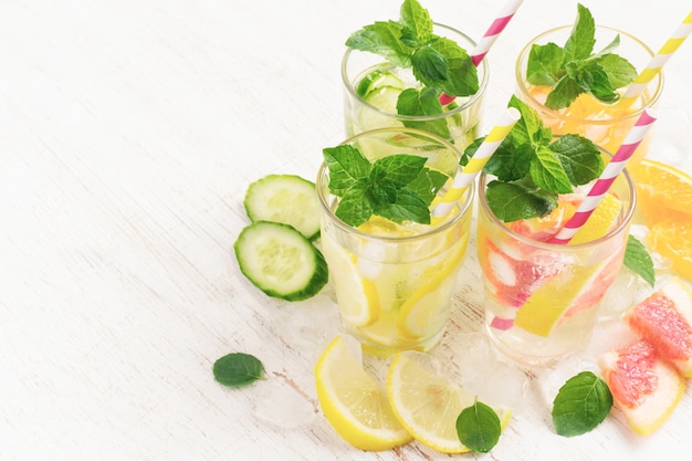 De zomer drinkt water met ijs, munt, komkommer en citrus