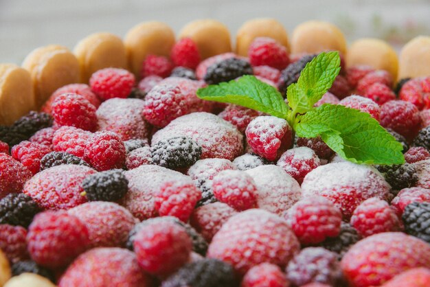 De zomer koekje naakt onderhandelen met crème van mascarpone en verse bessen op een houten oppervlak