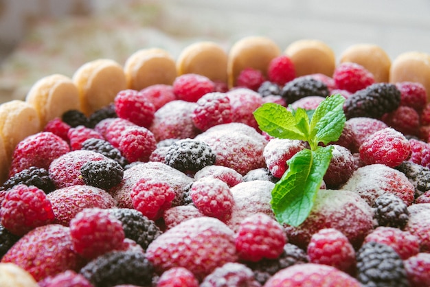 De zomer koekje naakt onderhandelen met crème van mascarpone en verse bessen op een houten oppervlak