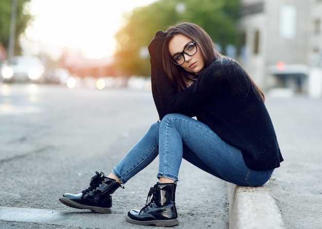 De zomer van vrouwen hipster glazen in de stad