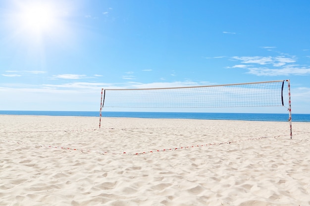 De zomer zee beachvolleybalveld. Onder de zon.