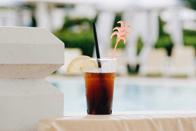 De zomercocktail in het waterpark op vakantie