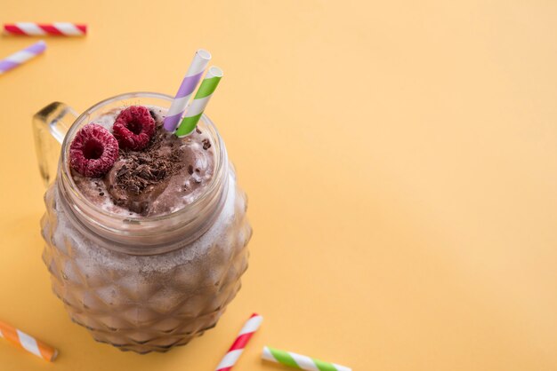 De zomerdrank van de chocolade met kleurenachtergrond