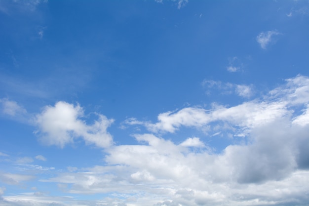 De zomerhemel en mooie blauwe hemel met wolken