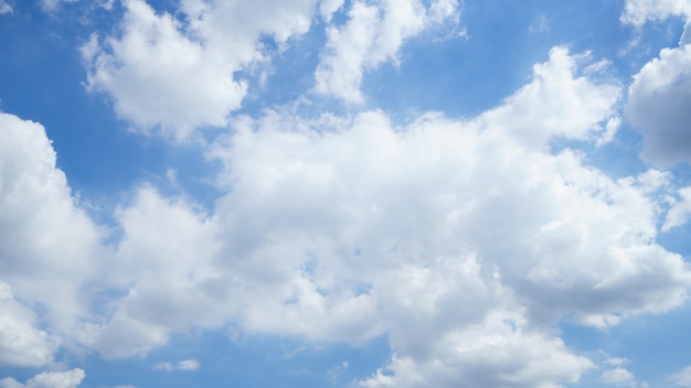 De zomerlucht is helderblauw. Er drijven wolken door. Voel je ontspannen tijdens het kijken.