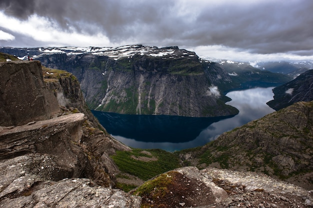 De zomermening van Trolltunga in Odda, Ringedalsvatnet-meer, Noorwegen.