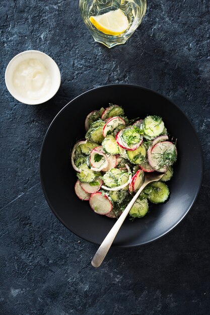 De zomersalade in een kom