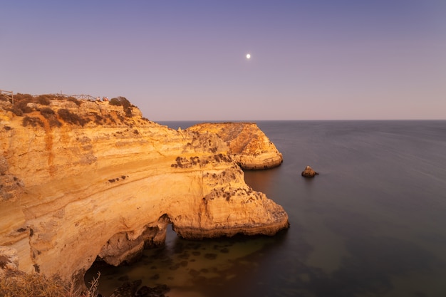 De zomerzonsondergang op de kust van Portugal.