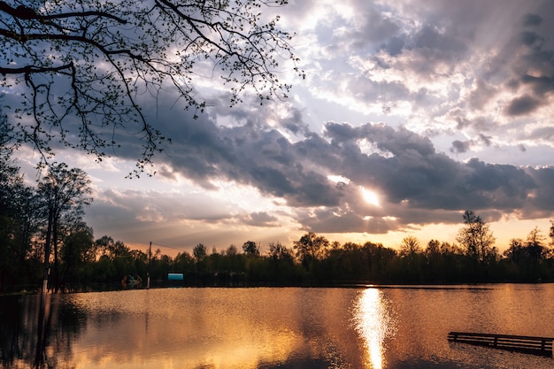 De zon breekt uit van de regenwolken