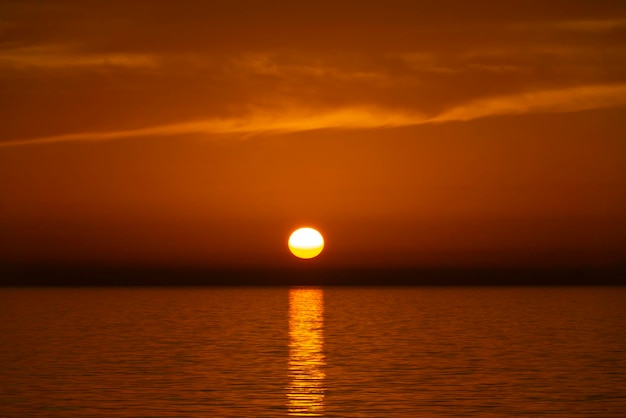 De zon die ondergaat aan de zee