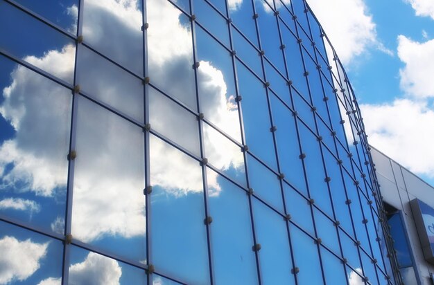 De zon en de lucht in een glazen gebouw