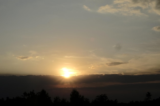 De zon gaat onder aan de hemel