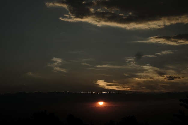 De zon gaat onder in de wolken en de wolken komen van de zon.