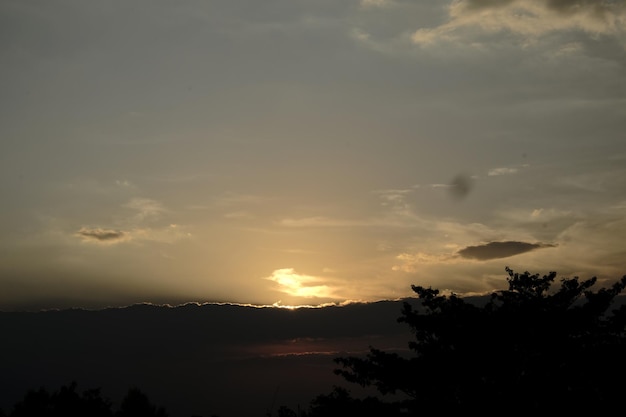 De zon gaat onder in de wolken