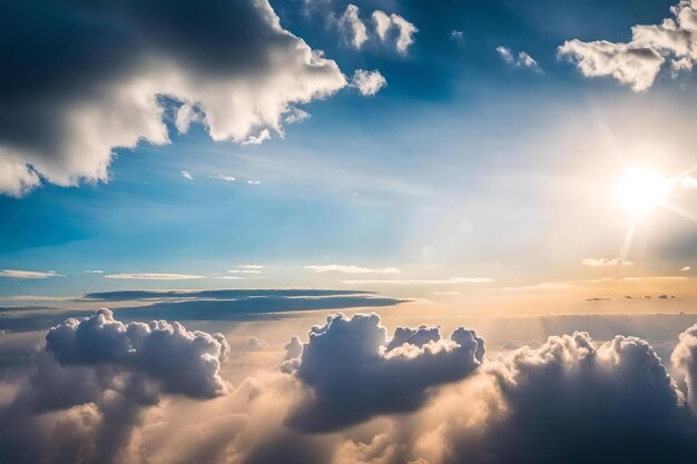 Foto de zon gaat onder over de wolken.