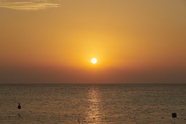 De zon komt bij zonsopgang op boven de Rode Zee