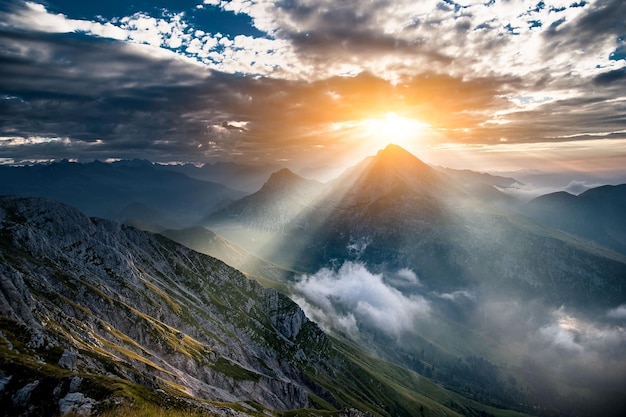 De zon komt op achter de berg