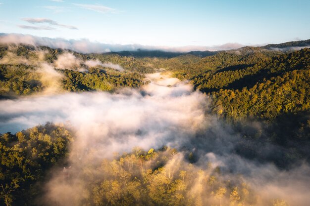 De zon komt op in de mist en de bergen in de ochtend, ochtendmist