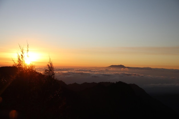 De zon komt op links van de bromo-vulkaan op het eiland java, indonesië