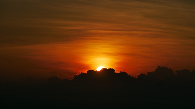 De zon kwam tevoorschijn vanachter een donkere wolk.