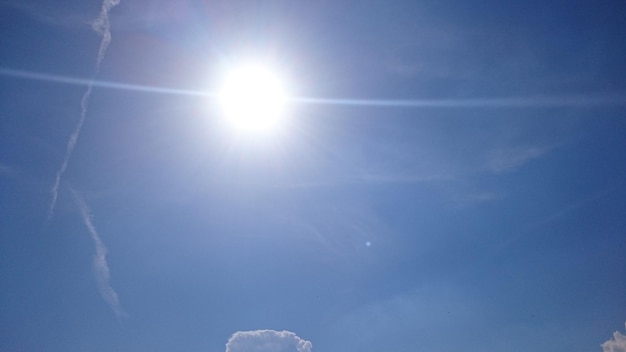 De zon schijnt door de wolken.