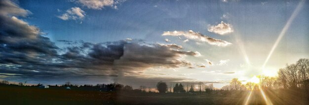 De zon schijnt door de wolken.