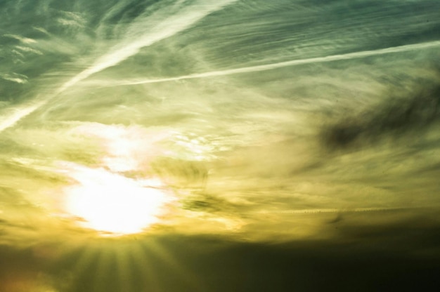 Foto de zon schijnt door de wolken.