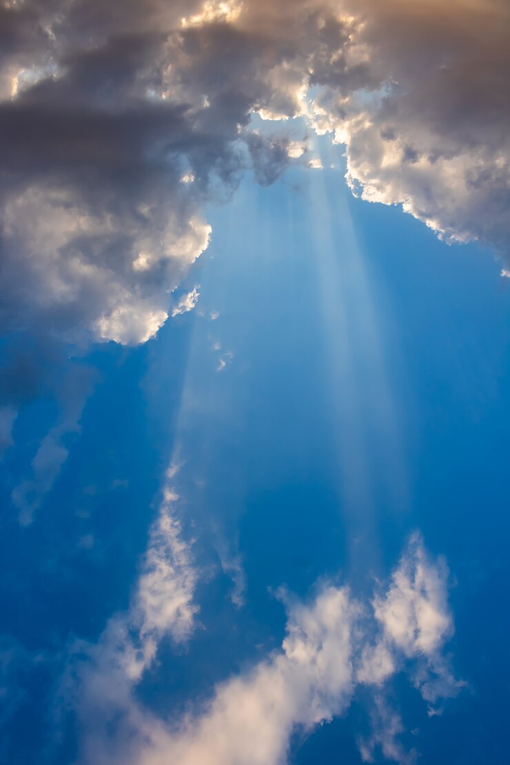 De zon schijnt door de wolken
