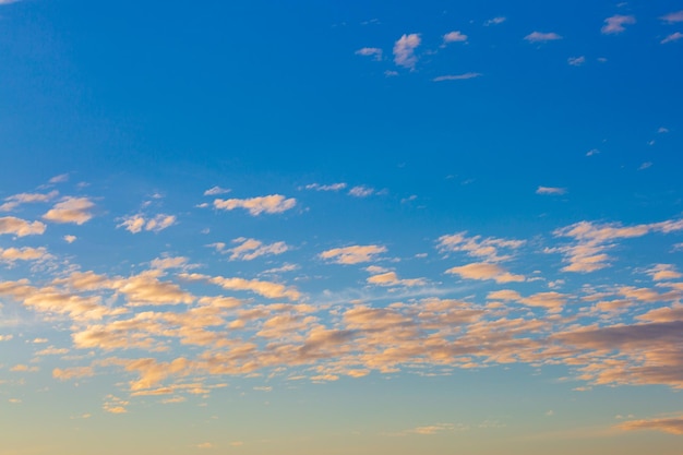 De zon schijnt door laaghangende bewolking