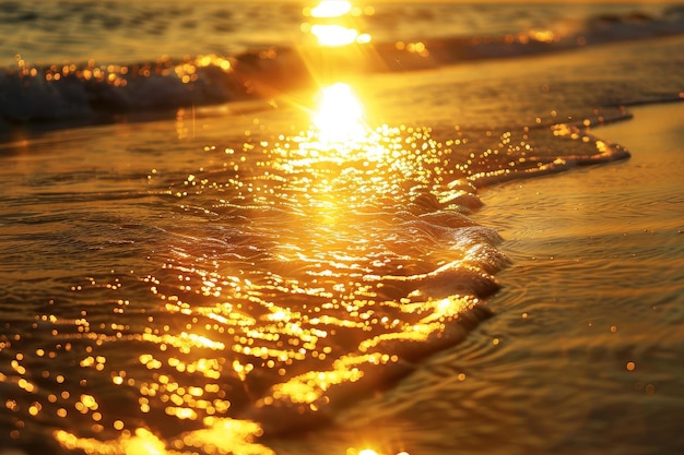 De zon schijnt op het water en creëert een prachtige gouden gloed.