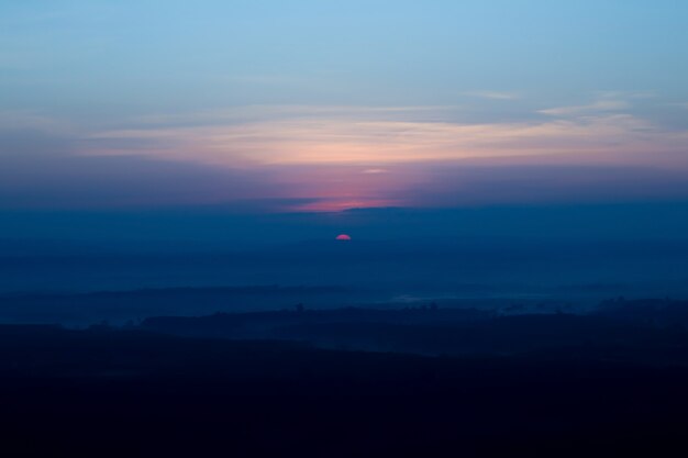 De zon van de landschapsochtend en bergmening van de dag