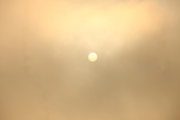 De zon wordt verduisterd door mist